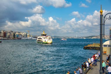 Istanbul, Türkiye, 20 Ağustos 2018: seyahat yolcu gemisi - Türkiye'de popüler deniz yolculuğu. İstanbul Boğazı ile Türk vapur - Istanbul deniz bir martı ile manzarası. Istanbul turları - Boğaziçi Köprüsü için deniz gezisi.