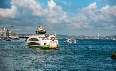 Istanbul, Türkiye, 20 Ağustos 2018: seyahat yolcu gemisi - Türkiye'de popüler deniz yolculuğu. İstanbul Boğazı ile Türk vapur - Istanbul deniz bir martı ile manzarası. Istanbul turları - Boğaziçi Köprüsü için deniz gezisi.
