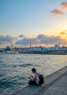 Istanbul, Türkiye 01 Ocak 2019: Türkiye'de Müslüman mimarisi ve su taşıma - güzel manzara turistik yerlerinden denizden Boğaz üzerinde yolculuk. Cityscape gün batımında - Istanbul 'un eski Camii ve Türk vapurlar, görüntülemek Haliç '.