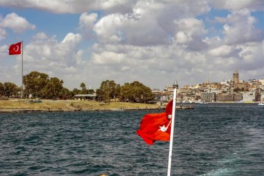   Güzel manzaralı Istanbul'da Türkiye'nin bayrak Boğaz'ın kıyı şeridi