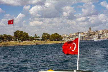   Güzel manzaralı Istanbul'da Türkiye'nin bayrak Boğaz'ın kıyı şeridi