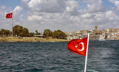 Güzel manzaralı Istanbul'da Türkiye'nin bayrak Boğaz'ın kıyı şeridi