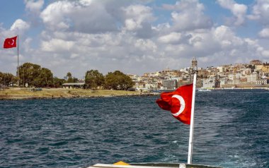 Güzel manzaralı Istanbul'da Türkiye'nin bayrak Boğaz'ın kıyı şeridi