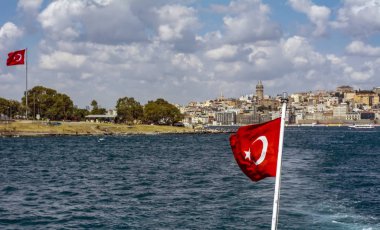 Güzel manzaralı Istanbul'da Türkiye'nin bayrak Boğaz'ın kıyı şeridi