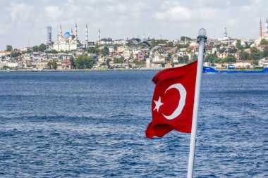 Güzel manzaralı Istanbul'da Türkiye'nin bayrak Boğaz'ın kıyı şeridi