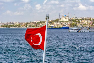Güzel manzaralı Istanbul'da Türkiye'nin bayrak Boğaz'ın kıyı şeridi