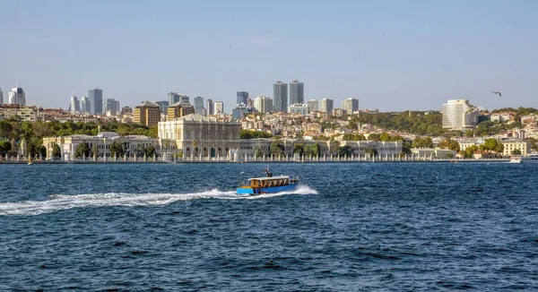 Ιανουαρίου 2019 Κωνσταντινούπολη Τουρκία Μουσουλμανική Αρχιτεκτονική Και Νερό Μεταφέρουν Στην — Φωτογραφία Αρχείου