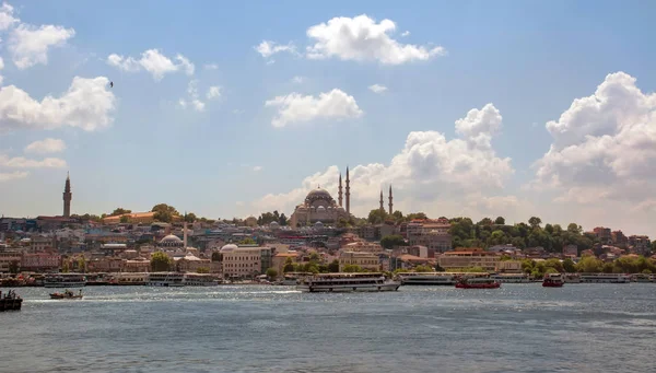 Istanbul, Türkiye 01 Ocak 2019: Türkiye'de Müslüman mimarisi ve su taşıma - güzel manzara turistik yerlerinden denizden Boğaz üzerinde yolculuk. Cityscape gün batımında - Istanbul 'un eski Camii ve Türk vapurlar, görüntülemek Haliç '.