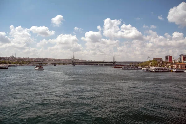 Istanbul, Türkiye 01 Ocak 2019: Türkiye'de Müslüman mimarisi ve su taşıma - güzel manzara turistik yerlerinden denizden Boğaz üzerinde yolculuk. Cityscape gün batımında - Istanbul 'un eski Camii ve Türk vapurlar, görüntülemek Haliç '.
