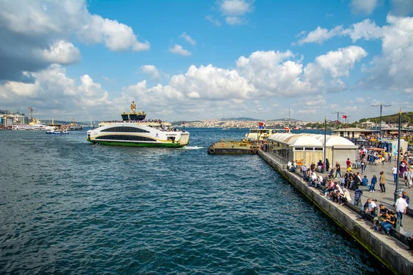 Istanbul, Türkiye, 20 Ağustos 2018: seyahat yolcu gemisi - Türkiye'de popüler deniz yolculuğu. İstanbul Boğazı ile Türk vapur - Istanbul deniz bir martı ile manzarası. Istanbul turları - Boğaziçi Köprüsü için deniz gezisi.