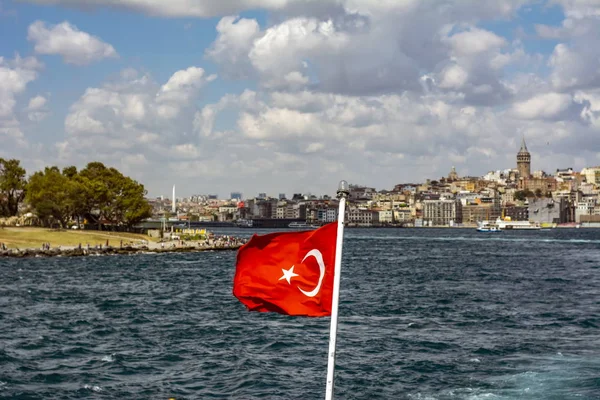 イスタンブールのトルコの旗とボスポラス海峡海岸線の美しい景色 — ストック写真