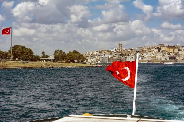 Bela Vista Costa Bósforo Com Bandeira Turquia Istambul — Fotografia de Stock