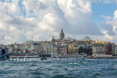 Istanbul, Türkiye, 20 Ağustos 2018: Galata Kulesi, Galata Köprüsü, Karaköy bölge ve Haliç, istanbul Türkiye