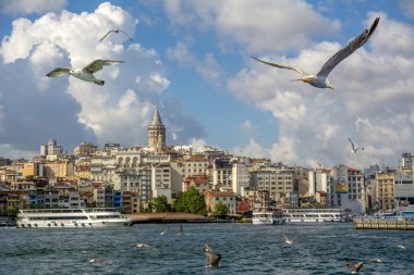 Istanbul, Türkiye, 20 Ağustos 2018: Galata Kulesi, Galata Köprüsü, Karaköy bölge ve Haliç, istanbul Türkiye