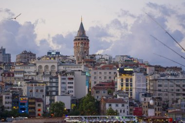 Istanbul, Türkiye, 20 Ağustos 2018: Galata Kulesi, Galata Köprüsü, Karaköy bölge ve Haliç, istanbul Türkiye