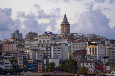 Istanbul, Türkiye, 20 Ağustos 2018: Galata Kulesi, Galata Köprüsü, Karaköy bölge ve Haliç, istanbul Türkiye