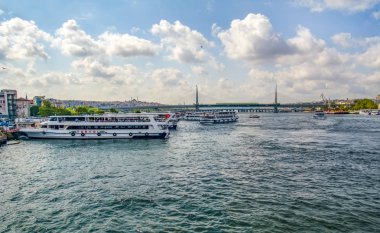 Istanbul, Türkiye 01 Ocak 2019: Türkiye'de Müslüman mimarisi ve su taşıma - güzel manzara turistik yerlerinden denizden Boğaz üzerinde yolculuk. Cityscape gün batımında - Istanbul 'un eski Camii ve Türk vapurlar, görüntülemek Haliç '.