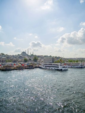 Istanbul, Türkiye 01 Ocak 2019: Türkiye'de Müslüman mimarisi ve su taşıma - güzel manzara turistik yerlerinden denizden Boğaz üzerinde yolculuk. Cityscape gün batımında - Istanbul 'un eski Camii ve Türk vapurlar, görüntülemek Haliç '.