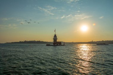 Kız Kulesi veya Kiz Kulesi Boğaziçi, Istanbul ortasında yer alan 