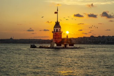 Kız Kulesi veya Kiz Kulesi Boğaziçi, Istanbul ortasında yer alan 