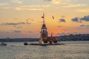 Kız Kulesi veya Kiz Kulesi Boğaziçi, Istanbul ortasında yer alan 