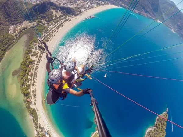 Parapendio Nel Cielo Parapendio Tandem Che Sorvola Mare Con Acqua — Foto Stock