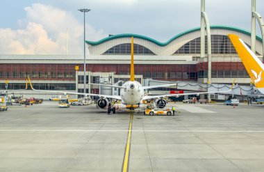 Istanbul, Türkiye - 28 Temmuz 2018: uçak uçuşları için bekleyen havaalanında bekliyor. Sabiha Gökçen Havaalanı. Pegasus Havayolları ait uçaklar. Bagaj işleme araçlar. Istanbul. Pendik. Türkiye. 