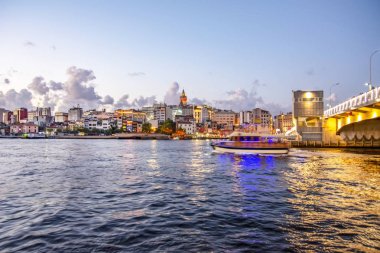 Istanbul, Türkiye'de Ağustos 11, 2018: Galata Kulesi ve eski şehir Istanbul 'un, Türkiye'de sokak