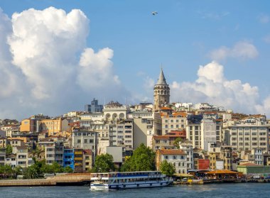 Istanbul, Türkiye'de Ağustos 11, 2018: Galata Kulesi ve eski şehir Istanbul 'un, Türkiye'de sokak