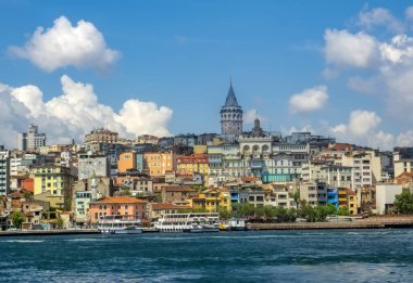 Istanbul, Türkiye'de Ağustos 11, 2018: Galata Kulesi ve eski şehir Istanbul 'un, Türkiye'de sokak