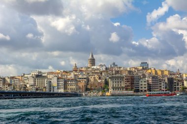 Istanbul, Türkiye'de Ağustos 11, 2018: Galata Kulesi ve eski şehir Istanbul 'un, Türkiye'de sokak
