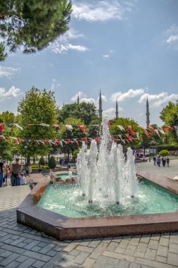 Sultan Ahmet cami Istanbul, Türkiye - 28 Ağustos: Sultanahmet Camii, (Sultanahmet Camii) ve kadın turist, Istanbul