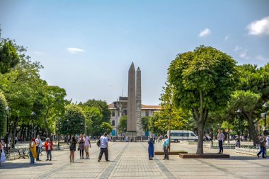 Istanbul, Türkiye'de Ağustos 12, 2018: Obelisk of Theodosius veya Sultanahmet yakınındaki antik Hipodrom Mısır Dikilitaşı, Sultanahmet Camii, Istanbul, Türkiye
