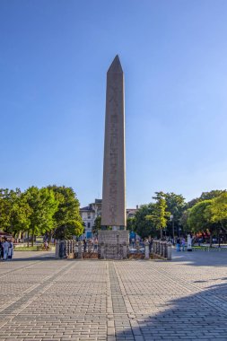 Istanbul, Türkiye'de Ağustos 12, 2018: Obelisk of Theodosius veya Sultanahmet yakınındaki antik Hipodrom Mısır Dikilitaşı, Sultanahmet Camii, Istanbul, Türkiye