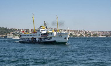Istanbul, Türkiye 01 Ocak 2019: Türkiye'de Müslüman mimarisi ve su taşıma - güzel manzara turistik yerlerinden denizden Boğaz üzerinde yolculuk. Cityscape gün batımında - Istanbul 'un eski Camii ve Türk vapurlar, görüntülemek Haliç '.