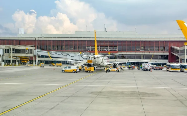 Istanbul, Türkiye - 28 Temmuz 2018: Pegasus Havayolları uçak Istanbul Sabiha Gökçen Uluslararası Havaalanı