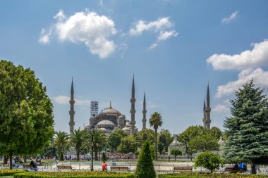 Sultan Ahmet cami Istanbul, Türkiye - 28 Ağustos: Sultanahmet Camii, (Sultanahmet Camii) ve kadın turist, Istanbul