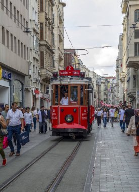 Taksim Istanbul, Türkiye Ağustos 11, 2018: Nostaljik kırmızı tramvay akşam Taksim Istiklal Caddesi'nde. Taksim Istiklal Caddesi Istanbul'da popüler bir yer. Beyoglu, Taksim, Istanbul. Türkiye.