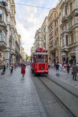 Taksim Istanbul, Türkiye Ağustos 11, 2018: Nostaljik kırmızı tramvay akşam Taksim Istiklal Caddesi'nde. Taksim Istiklal Caddesi Istanbul'da popüler bir yer. Beyoglu, Taksim, Istanbul. Türkiye.