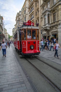 Taksim Istanbul, Türkiye Ağustos 11, 2018: Nostaljik kırmızı tramvay akşam Taksim Istiklal Caddesi'nde. Taksim Istiklal Caddesi Istanbul'da popüler bir yer. Beyoglu, Taksim, Istanbul. Türkiye.