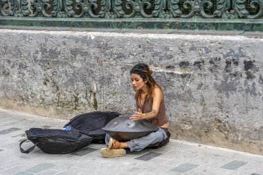 Türkiye - 01 Ocak 2019: Istiklal Caddesi, Beyoğlu, Istanbul'da onların aletleri ile gerçekleştirme sokak müzisyenleri. Caddenin her iki halk için en popüler cazibe spot biridir