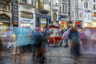 Istanbul, Türkiye'de Ağustos 11, 2018: Uzun pozlama veya yavaş çekim hızı ve bulanık görüntü: tanımlanamayan insanlar yürümek, Istiklal Caddesi, Istanbul, Türkiye'de popüler hedef.