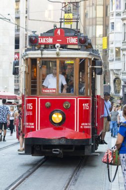 Taksim Istanbul, Türkiye Ağustos 11, 2018: Nostaljik kırmızı tramvay akşam Taksim Istiklal Caddesi'nde. Taksim Istiklal Caddesi Istanbul'da popüler bir yer. Beyoglu, Taksim, Istanbul. Türkiye.
