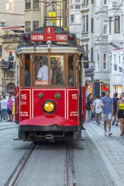 Taksim Istanbul, Türkiye Ağustos 11, 2018: Nostaljik kırmızı tramvay akşam Taksim Istiklal Caddesi'nde. Taksim Istiklal Caddesi Istanbul'da popüler bir yer. Beyoglu, Taksim, Istanbul. Türkiye.