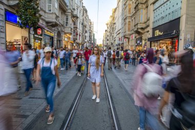 Taksim Istanbul, Türkiye Ağustos 11, 2018: Nostaljik kırmızı tramvay akşam Taksim Istiklal Caddesi'nde. Taksim Istiklal Caddesi Istanbul'da popüler bir yer. Beyoglu, Taksim, Istanbul. Türkiye.