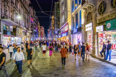 Taksim Istanbul, Türkiye Ağustos 11, 2018: Nostaljik kırmızı tramvay akşam Taksim Istiklal Caddesi'nde. Taksim Istiklal Caddesi Istanbul'da popüler bir yer. Beyoglu, Taksim, Istanbul. Türkiye.