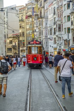 Istanbul, Türkiye'de Ağustos 11, 2018: Nostaljik kırmızı tramvay akşam Taksim Istiklal Caddesi'nde. Taksim Istiklal Caddesi Istanbul'da popüler bir yer. Beyoglu, Taksim, Istanbul. Türkiye.