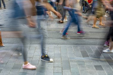 Uzun pozlama veya yavaş çekim hızı ve bulanık görüntü: tanımlanamayan insanlar yürümek, Istiklal Caddesi, Istanbul, Türkiye'de popüler hedef.