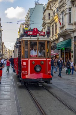 Taksim Istanbul, Türkiye Ağustos 11, 2018: Nostaljik kırmızı tramvay akşam Taksim Istiklal Caddesi'nde. Taksim Istiklal Caddesi Istanbul'da popüler bir yer. Beyoglu, Taksim, Istanbul. Türkiye.