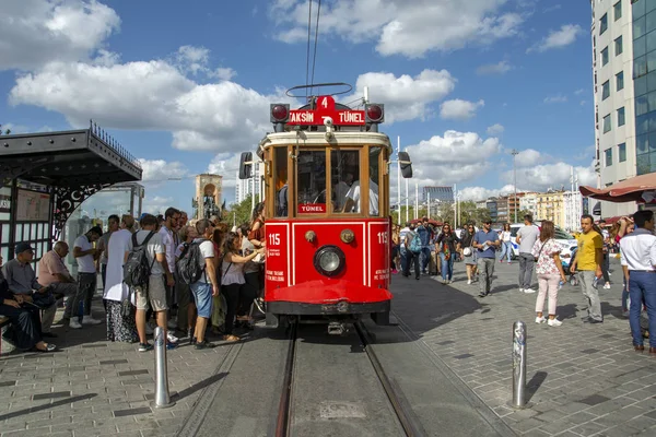 Taksim Istanboel Agust 2018 Nostalgische Rood Tram Taksim Istiklal Straat — Stockfoto